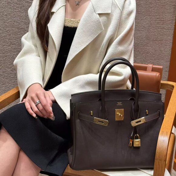 Classic Hermes Bag: A Stylish and Versatile Choice for Elegance - Picture 3 of 6